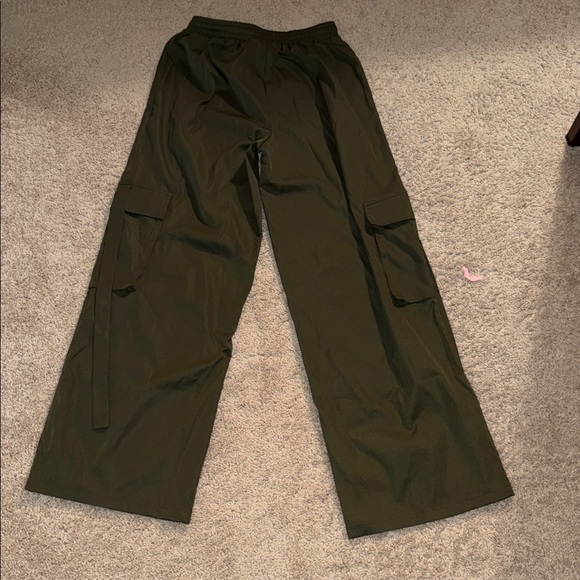 NWT Pretty Little Thing Elastic Waist Wide Leg Cargo Pants CMW2539 Olive Green - Picture 7 of 7